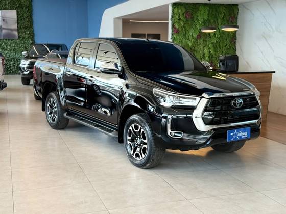 TOYOTA HILUX 2.8 D-4D TURBO DIESEL CD SRX 4X4 AUTOMÁTICO TOYOTA HILUX 2.8 D-4D TURBO DIESEL CD SRX 4X4 AUTOMÁTICO